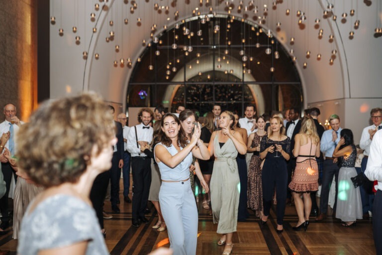 Mona + Johannes | Hochzeit im Dachsalon der Flora Köln