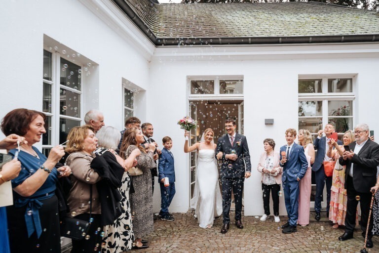 Moderne standesamtliche Trauung in Köln: Multikulturelle Hochzeit mit unvergesslichem Fotoshooting